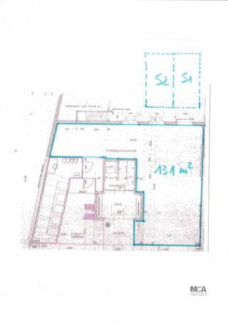 <p><span>Kantoor met 2 privé parkeerplaatsen langs belangrijke invalsweg. Openbare parkeerplaatsen voor de deur. Naast dit kantoor komt Batopin, opening 20 februari. Wees er snel bij om deze zeer goed gelegen kantoorruimte met 2 privé staanplaatsen te huren. </span></p><p><span>De kantoorruimte beschikt over een </span><span>oppervlakte van 131 m²</span><span> en is flexibel in te delen naargelang uw noden. Dankzij de </span><span>twee inbegrepen privé parkeerplaatsen </span><span>zijn tegenwoordig geen overbodige luxe meer. Extra opslag of archiefruimte is voorzien in de </span><span>kelderruimte van 20 m²</span><span>.</span></p><p><span>Indeling kantoorruimte:</span><span><br />Via de aparte inkom kom je binnen in een lichte en overzichtelijke ruimte die kan dienen als onthaal of wachtruimte. Verder beschikt het kantoor over een vergaderruimte, sociale ruimte met kitchenette en twee wc's. Verder hoort hier bij een droge kelder (20 m²) voor bijvoorbeeld het archief.  Ook in de kelder is sanitaire voorziening.<br /><br />Ten laste van de huurder: energietellers, algemene kosten € 75/maand, onroerende voorheffing.</span></p><p><span>Voor meer info of een afspraak voor een plaatsbezoek, bel gerust naar </span><span>MCA-Vastgoed: 0485 34 56 71</span><span>.<br />Wij zijn telefonisch zeer vlot bereikbaar en staan ook buiten de kantooruren graag voor u klaar. </span></p>