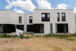 Op de grens van Roeselare en Hooglede, in de Simonne Brugghestraat, staan deze halfopen en gesloten nieuwbouwwoningen in een rustige en kindvriendelijke buurt. Ze charmeren met hun unieke nieuwbouwstijl, waarbij een goede bereikbaarheid en een groene omgeving perfect samenkomen. Je kunt gemakkelijk de autosnelweg nemen of het openbaar vervoer gebruiken. Bovendien geniet je van de nabijheid van ziekenhuizen, scholen, winkels en diverse recreatiemogelijkheden, waardoor het een ideale woonplek is voor zowel jong als oud.<br /><br /><strong>Troeven van deze woningen:</strong>
<ul>
	<li>Instapklare, energiezuinige woning;</li>
	<li>Vloerverwarming op het gelijkvloers in combinatie met het warmtenet;</li>
	<li>3 ruime slaapkamers;</li>
	<li>Badkamer uitgerust met een inloopdouche, bad en dubbel lavabomeubel;</li>
	<li>Ruime inpandige garage met automatische sectionaalpoort;</li>
	<li>Vanuit de garage is er toegang tot de aangelegde tuin;</li>
</ul>
Wil je meer informatie? Neem dan nu nog contact met ons op!