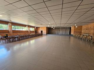 Handelseigendom bestaande uit een feestzaal en een handelszaak (vroeger café). De handelszaak is verhuurd. Meer informatie over het huurcontract te bekomen via het kantoor. De eigenaar baat momenteel de feestzaal uit. Vg, Wglk/Lwag, Gdv, Gvkr, Gvv. EPC handelzaak: 503 (label F). EPC feestzaal: 505 (label X). Vlotte bereikbaarheid met privaat en openbaar vervoer door zijn ligging in het centrum van het gehucht Sint-Adriaan. P en G-score: A.<br /><br />INDELING HANDELSZAAK:<br />Kelder (gas- en watermeter)<br />Gelijkvloers:<br />Polyvalente ruimte (toog, inkomdeur), damestoilet (2 wc's en lavabo), herentoilet (1 wc, 2 urinoirs en lavabo), bureauruimte met kitchenette (roestvrije spoelbak, aanbouwkasten), bergplaats met afzonderlijk toilet, (douche lavabo, condensatiegaswandketel), sas (trap naar verdieping, buitendeur), bureauruimte op de tussenverdieping.<br />Verdieping: <br />Overloop, slaapkamer 1, slaapkamer 2, slaapkamer 3, slaapkamer 4, sas, toilet (wc en lavabo), stockagezolder.<br /><br />INDELING FEESTZAAL:<br />Gelijkvloers:<br />Portaal, feestzaal met toog en podium, sanitaire bloc (dames- en herentoilet), stockageruimte, berging (trapluik dakverdieping, installatie elektriciteit, buitendeur), stookplaats (stookketel), keuken (buitendeur, aanbouwkasten, waterverzachter, doorstroomboiler, keukeninstallatie).<br /><br />Stockagezolder<br /><br />AFWERKING :<br />- Vloer : keramische tegels, lichte vloerbekleding, laminaat.<br />- Muren : bepleisterd, geschilderd, behangen, volledig betegeld in sanitaire blok, geschilderd pleisterwerk en snelbouw.<br />- Plafond : plafondtegels, houten balkenplafond, geschilderd pleisterwerk, metalen planchetten, houten planchetten.<br /><br />DIVERSEN :<br />Centrale verwarming met convectoren op stookolie voor de feestzaal. Centrale verwarming op gas met radiatoren in de handelszaak. Draai- en kiepramen in pvc en aluminium met dubbele beglazing. Rolluiken in pvc met lint. <br /><br />STEDENBOUWKUNDIG :<br />Stedenbouwkundige vergunning : ja (handelszaak voor 1962 - feestzaal 1987)<br />Stedenbouwkundige bestemming : grotendeels woongebied met landelijk karakter en achteraan voor een klein deel in landschappelijk waardevol agrarisch gebied<br />Dagvaarding en herstelvordering : nee<br />Voorkooprecht : nee<br />Verkavelingsvergunning : nee<br />P en G-score: A.<br />De handelszaak is verhuurd met een handelshuurcontract maar momenteel in gebruik als woning door de huurder. De feestzaal is in gebruik tot eind 2026.