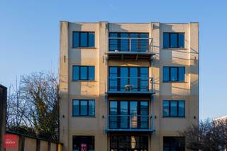 Inkomhal met vestiaire, ruime open leefruimte met veel lichtinval , ingerichte keuken, bijkeuken, 2 slaapkamers, badkamer (bad + douche),...