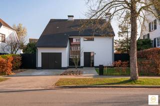 <p><span>MODERNE GEZINSWONING IN EDEGEM/ELSDONK - 205M² HEDENDAAGS WONEN</span></p><p><span>Welkom in deze prachtige, moderne woning in de rustige wijk Elsdonk. Deze uitzonderlijk ontworpen gezinswoning biedt 205 vierkante meter fraai ingerichte woonruimte verdeeld over vijf mooie slaapkamers, de perfecte oplossing voor grote gezinnen.</span></p><p><span> </span></p><p><span>ARCHITECTONISCHE UITMUNTENDHEID EN DESIGN</span></p><p><span>Deze opvallende woning heeft een verfijnde, moderne uitstraling met strakke witte gevels, donkere accenten en elegante proporties die ze laten opvallen in de woonomgeving. De woning is voorzien van hoogwaardige architectonische details, waaronder grote ramen van vloer tot plafond, naadloos geïntegreerde binnen- en buitenruimtes en doordacht ontworpen overdekte buitenruimtes met houten plafondafwerking. De woning werd recent volledig vernieuwd door SCONE ARCHITECTS.</span></p><p><span> </span></p><p><span>INTERIEUR EN INDELING</span></p><p><span>Het interieur kenmerkt zich door een magnifiek open woonconcept met hoge plafonds en veel natuurlijk licht. Het hart van de woning wordt gevormd door een moderne keuken met minimalistische witte kasten, natuurlijke houten accenten en een opvallend kookeiland  Hoogwaardige roestvrijstalen apparaten, waaronder ingebouwde ovens en een gaskookplaat, zorgen voor modern comfort en stijl. De verfijnde keuken loopt naadloos over in de ruime eet- en woonkamer met aansluitend een cousy zitput.</span></p><p><span>De woonruimtes beschikken over zitjes met verschillende niveaus, ingebouwde open haarden en grote schuifdeuren van glas die een vloeiende verbinding creëren tussen binnen- en buitenruimte. Diverse kamers profiteren van op maat gemaakte inbouwplanken en opbergoplossingen die de functionaliteit maximaliseren met behoud van een elegante uitstraling.</span></p><p><span> </span></p><p><span>SLAAPKAMERS EN PRIVÉRUIMTES</span></p><p><span>De woning omvat vijf goed ingerichte slaapkamers, zorgvuldig verdeeld over het pand. De hoofdslaapkamer heeft een eigen badkamer, inbouwkasten met hoogwaardige afwerking en uitzicht op de tuin. De overige slaapkamers bieden veel natuurlijk licht en praktische opbergruimte, ideaal voor gezinnen, gasten of een thuiskantoor.</span></p><p><span> </span></p><p><span>BUITENLEVEN</span></p><p><span>De woning beschikt over uitzonderlijke buitenruimtes, waaronder een zorgvuldig onderhouden tuin met volwassen beplanting en decoratieve planten. Luxe overdekte terrassen met stijlvolle houten pergola's bieden ideale plekken om te entertainen en te ontspannen in de buitenlucht, het hele jaar door. De buitenruimte is voorzien van een open haard, waardoor ze een uitnodigende verlenging van de woonruimte vormen.</span></p><p><span> </span></p><p><span>HEDENDAAGSE AFWERKING</span></p><p><span>In de hele woning zult u de hoogwaardige materialen waarderen, waaronder gepolijste betonnen vloeren, Mortex, moderne verlichting en een verfijnd kleurenpalet dat helder wit combineert met warme houttinten. Elk detail weerspiegelt zorgvuldige aandacht voor moderne ontwerpprincipes en kwaliteitsconstructie.</span></p><p><span> </span></p><p><span>Deze uitzonderlijke woning in Edegem biedt een zeldzame kans om een eigentijdse gezinswoning te verwerven die een verfijnd ontwerp, mooie afmetingen en praktische </span><span>functionaliteit naadloos combineert voor veeleisende huiseigenaren die op zoek zijn naar modern wonen op zijn best op een topligging in de Elsdonkwijk.</span></p><p><span> </span></p>