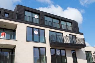 <p><b>Indien u aan de voorwaarden voldoet, kan dit project onder de 6% btw-regeling vallen! Contacteer ons voor meer info!</b></p><p><br /></p><p>Een luxueus woonproject onder de kerktoren van Zwevegem.</p><p>Wonen in een appartementsgebouw op de meest centrale ligging, met een uniek zicht op de imposante &amp;quot;Sint-Amanduskerk&amp;quot;. Horeca, winkels, sport, cultuur &amp;amp; natuur, ... alles op slechts enkele minuten wandelen.</p><p>23 ruime appartementen die luxueus worden afgewerkt. Royale terrassen tot wel 40m² met zicht op een prachtig aangelegde binnentuin! Ontdek de keuzemogelijkheden, de hoge afwerkingsgraad en uw droomappartement!</p><p>Een realisatie van Groep Thiers, met meer dan 50 jaar ervaring zeker een referentie in onze streek! Deze projectontwikkelaar staat dan ook garant voor een zeer mooi en kwalitatief afgewerkt project.</p><p>Alle plannen zijn beschikbaar op kantoor.</p><p>Informeer snel om uw droomappartement te leren kennen!!</p>