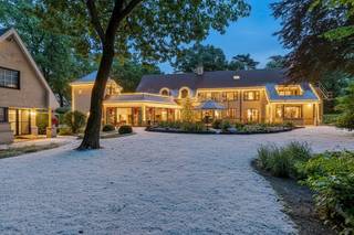 Villa spacieuse conçue par l'architecte Rutten, située dans un excellent emplacement à Oud-Turnhout, sur un magnifique terrain orienté sud-ouest de...