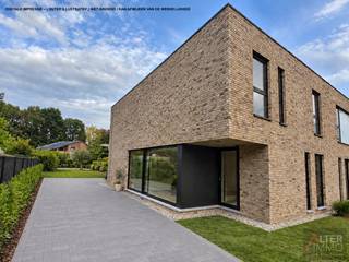 <strong>Moderne halfopen nieuwbouwwoning van circa 170 m² gelegen op een perceel van 3a 75ca.:</strong><br /><br />Aan de Kampstraat te Genk wordt deze moderne halfopen nieuwbouwwoning aangeboden in casco+ staat.<br />De woning maakt deel uit van een kleinschalig project van slechts 2 woningen en biedt een uitstekende basis voor een comfortabele gezinswoning.<br />Dankzij de casco+ formule krijgt u de mogelijkheid om de verdere afwerking van de woning naar eigen smaak en wensen te bepalen.<br /><br />De eigentijdse architectuur, grote raampartijen en praktische indeling zorgen voor een aangename en lichtrijke ervaring.<br />U geniet hier van een rustige woonomgeving, gecombineerd met een vlotte bereikbaarheid van het centrum van Genk en de omliggende gemeenten.<br /><br />Op het gelijkvloers beschikt de woning over een inkomhal met vestiaire, afzonderlijk toilet, berging, keuken, hobbyruimte (bureau) en een ruime leefruimte.<br />Vanuit de leefruimte is er rechtstreeks toegang tot het terras en de tuin.<br /><br />De verdieping omvat 3 slaapkamers, waarvan één beschikt over een aansluitende dressing.<br />Verder zijn er een badkamer, afzonderlijk toilet en tweede berging voorzien.<br /><br />Optioneel kan de woning, tegen meerprijs, worden uitgerust met airconditioning, bestaande uit 5 binnenunits.<br /><br /><strong>Deze woning wordt eveneens aangeboden in volledig afgewerkte staat.</strong><br /><strong>Bezoek onze website voor meer informatie of contacteer ons vrijblijvend op 011 53 35 53.</strong><br /><br /><strong>Extra troeven:</strong><br />+ Nieuwbouw HOB<br />+ Casco+ = mogelijkheid tot persoonlijke afwerking op maat<br />+ Lichtrijke leefruimtes dankzij de vele raampartijen<br />+ Energiezuinig wonen<br />+ Rustige, residentiële ligging<br /><br /><em>De getoonde digitale impressiebeelden zijn illustratief en niet bindend. </em>
