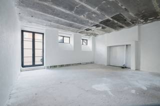 <span><strong>Ligging: </strong></span><br />deze casco kantoorruimte is gelegen op de toplocatie van Gent. <br />Aan de Kouter, het bruisende plein en temidden van het historische centrum met alle winkels, parkings, opera, ... op slechts enkele meters. <br />Centrale ligging met alle uitvalswegen in de nabije opgeving. <br /><br />Deze commerciële ruimte, gelegen in het binnengebied van de residentie B’eau Kouter, een schitterend project in het hartje van Gent.<br /><span>E</span><span>en klassevolle nieuwbouw met appartementen en commerciële ruimtes. <br /></span><br /><br /><span><strong>Indeling: </strong></span><br />deze casco kantoorruimte, circa 157m2, kan u zelf verder inrichten volgens uw eigen wensen en noden.<br />Charmante en authentieke elementen zijn hier nog terug te vinden. <br />Achteraan kan u een groen plekje creeëren.