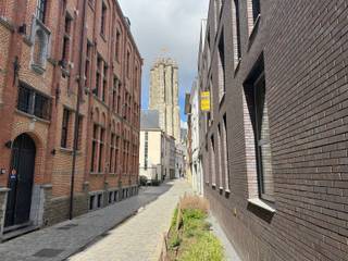 Modern apartment with 2 bedrooms, South facing terrace and underground car parking space (P33) on a quiet location in the heart of Mechelen...