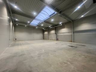 <p><span>De nieuwe bedrijvencampus <strong>"MIJNPARK"</strong> is gelegen op het industrieterrein Centrum-Zuid vlakbij de op- en afrit 29 van de E314 (Aken - Heerlen - Brussel), in het hart van Limburg.<br /><br />Op dit voormalig mijnterrein worden <strong>30</strong> duurzame en kwalitatieve KMO-units/showrooms/kantoren gebouwd met het oog op energie-efficiëntie. </span><span>Een combinatie van polyvalente en compacte panden zorgt voor een verscheidenheid aan oppervlaktes, gaande <strong>van 150m² tot 1900m²</strong>. <br /></span></p>
<p>Duurzaamheid staat centraal op deze bedrijvencampus. Duurzaamheid in de realiteit brengen is een complex verhaal, dat je niet met één modewoord kan vatten. <span>Om de ambitie van de ontwikkelaar kracht bij te zetten, zullen de gebouwen van de Mijnpark Bedrijvencampus </span><strong>BREEAM-gecertificeerd</strong><span> zijn. Dit internationaal systeem meet, beoordeelt en quoteert de duurzaamheid van de gebouwen, en houdt daarbij rekening met een 90-tal parameters. </span>Om hieraan te voldoen zijn alle panden voorzien van alle <strong>technieken.</strong><br /><br /><span>Deze unit heeft een oppervlakte van <strong>465m²</strong> op een terrein van <strong>690m²</strong> en heeft <strong>vier </strong>parkeerplaatsen voor de deur. De units worden instapklaar opgeleverd, voorzien van alle technieken zoals <strong>elektriciteit, LED-verlichting, verwarming, warmtepomp en zonnepanelen.</strong><br /><br />KENMERKEN UNIT:<br />- oppervlakte: <strong>465m²</strong><br />- parkeerplaatsen: <strong>4</strong><br />- staalstructuur met geïsoleerde wanden en dak<br />- sectionaalpoort 4m x 4m<br />- technieken: elektriciteit, LED-verlichting, verwarming, warmtepomp en zonnepanelen<strong><br />Optioneel kan er nog 50 of 100m² afgewerkte kantoren voorzien worden!</strong><br /></span><strong><br /></strong><span>Kortom, een ideale ontwikkeling voor ondernemers die op zoek zijn naar een kwalitatieve werk- of opslagplaats en daarbij belang hechten aan een goede locatie en duurzame gebouwen met uitstraling. </span><br /><span><br />Meer info: +32 (0)11 39 90 50 of info@jansenrealestate.be.</span></p>