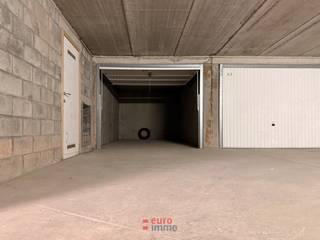 Deze box verlost u van de stress om telkens weer parkeerplaats te zoeken, naar de meter te lopen,... Op de -2 van het garagecomplex Leopoldplein bevindt deze garage zich hier op een uiterst centrale locatie.<br /><br />Bovendien is de prijs/kwaliteitsverhouding zeer goed.<br /><br />Afmeting volgens plannen: 2m92 x 5m30.