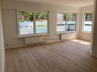 <p><span>MODERN EN GEZELLIG APPARTEMENT IN SCHOTEN</span></p><p><span> </span></p><p><span>Welkom in dit charmante en volledig gerenoveerde appartement gelegen in het aantrekkelijke Schoten. </span></p><p><span> </span></p><p><span>Het appartement beschikt over een zeer functionele indeling verdeeld over 74 m² bruikbare opp., gelegen in een rustige buurt. </span></p><p><span> </span></p><p><span>Via de inkomhal betreedt u de ruime L vormige woonkamer met aansluitend de keuken die is voorzien van moderne witte kasten met een functionele indeling. Met een gasfornuis, aanrecht ruimte en nuttige opslagruimte.</span></p><p><span> </span></p><p><span>De slaapkamer is een rustige ruimte met toegang naar een aangename zonnige tuin en terras. </span></p><p><span> </span></p><p><span>De badkamer is volledig betegeld en voorzien van essentiële sanitair, waaronder een toilet, wastafel met spiegelkast en een badkuip met douchescherm en wasmachine voorziening. </span></p><p><span> </span></p><p><span>Verder nog 1 bureau/dressing ruimte en praktische berging.</span></p><p><span> </span></p><p><span>- beschikbaar vanaf 1 Juni 2026 (kan vroeger vanaf 15 April)</span></p><p><span>- mogelijk om 1 garage bij te huren aan 90€/maand</span></p><p><span>- maandelijkse onkosten 27€</span></p><p><span>- EPC: 283</span></p><p><span>- cv op gas</span></p>