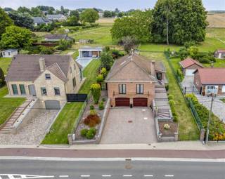 <p><strong>Instapklare gezinswoning met ruimte en prachtig uitzicht in Lennik</strong></p><p>Welkom in deze ruime en goed onderhouden woning, centraal gelegen in het landelijke Lennik. Met een bewoonbare oppervlakte van 424 m² op een perceel van 1.147 m² biedt deze eigendom alle comfort voor een gezinsleven in een rustige, groene omgeving.</p><p>U wordt verwelkomd in een lichtrijke en open leefruimte, ideaal voor gezellige momenten met familie of vrienden. Aansluitend bevindt zich een karaktervolle eetkamer en een volledig uitgeruste, functionele keuken.</p><p>De woning beschikt over twee ruime slaapkamers, met uitbreidingsmogelijkheden volgens uw noden. De badkamer is netjes afgewerkt en voorzien van een ligbad, dubbele wastafel en voldoende opbergruimte.</p><p>Verder zijn er twee garages met ruime oprit, wat zorgt voor voldoende parkeergelegenheid en extra opslag. De zuidoostgerichte tuin biedt rust en een prachtig vergezicht over de omliggende velden.</p><p>Gelegen nabij voorzieningen en invalswegen, vormt deze woning een ideale opportuniteit voor wie op zoek is naar kwaliteit in het Pajottenland.</p><p>Zeer gunstig EPC-label B.</p><p><strong>De vermelde prijs is een richtprijs. Na ontvangst van de biedingen zal de verkoper beslissen of hij/zij de eigendom verkoopt aan het beste bod. De richtprijs is aldus niet bindend voor de verkoper.</strong><br /><strong>Voor meer info kunt u ons contacteren op 053/70.23.67 of info@derick.be </strong></p>