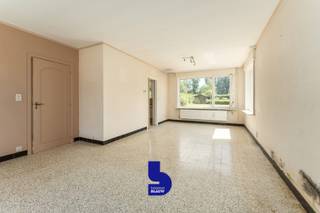 Bent u op zoek naar een ruime gezinswoning met een prachtige, zonnige tuin en tal van mogelijkheden? Dan is deze halfopen bebouwing in het gegeerde Stene Dorp absoluut een bezoek waard.<br /><br />De woning bevindt zich in een rustige, residentiële verkaveling aan de stadsrand, met een uitstekende bereikbaarheid. Scholen, winkels, het winkelcentrum en de autosnelweg bevinden zich op korte afstand, waardoor u geniet van een ideale combinatie van rust en comfort.<br /><br />Bij aankomst wordt u verwelkomd door een eigen oprit en een garage. Binnen geniet u van een ruime, lichtrijke woonkamer met aansluitend de keuken. Wie houdt van een moderne, open leefruimte kan de keuken eenvoudig integreren in de leefruimte, waardoor een breed en prachtig zicht op de tuin ontstaat. Bovendien biedt het perceel nog uitbreidingsmogelijkheden voor wie extra woonruimte wenst te creëren.<br /><br />De absolute blikvanger van deze woning is zonder twijfel de fenomenale tuin. Hier geniet u in alle rust en privacy, zonder inkijk. Een zeldzame troef voor wie houdt van buitenleven, tuinieren of ontspannen met familie en vrienden.<br /><br />Op de verdieping bevinden zich maar liefst vijf volwaardige slaapkamers en een ruime badkamer. Daarnaast beschikt de woning over een praktische zolder, ideaal als extra bergruimte of met potentieel voor verdere inrichting.<br />Als extra pluspunt is de woning uitgerust met twee regenwaterputten van 3.000 en 10.000 liter.<br /><br />Kortom, een ruime gezinswoning met een unieke tuin, veel potentieel en een uitstekende ligging in een van de meest gegeerde woonwijken van Stene. Mis deze kans niet en plan vandaag nog uw bezoek!