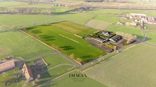 <p>Op een uitzonderlijke landelijke locatie in Brugge, langs de Broekweg, bevindt zich deze charmante villa met uitgestrekte weilanden en ruime loodsen, op een steenworp van de idyllische Damse Vaart en Brugge Centrum. Hier geniet u van absolute rust, open zichten en een zeldzame combinatie van wonen, werken en buitenleven.<br /><br />De villa is harmonieus ingeplant in het groen en vormt een oase van privacy, ver weg van de drukte maar toch vlot bereikbaar. Grote raampartijen brengen het omliggende landschap letterlijk tot in de leefruimtes en zorgen voor een aangename, natuurlijke lichtinval. Dit is wonen met seizoenen.<br /><br />Achter en naast de woning bevinden zich grote functionele loodsen, ideaal voor zelfstandigen, land-en tuinbouwactiviteiten, opslag of het combineren van wonen met een professionele bezigheid aan huis. Daarnaast maken de omliggende weides dit eigendom bijzonder aantrekkelijk voor paardenliefhebbers, dierenhouders of wie droomt van een eigen stukje platteland in Brugge. <span>De omvangrijke infrastructuur biedt tal van mogelijkheden voor een professionele landbouwactiviteit en leent zich onder meer uitstekend voor het fokken en houden van dieren of andere landbouwgerelateerde activiteiten.</span><br /><br />Troeven op een rij:<br /><br />* Uitzonderlijke landelijke ligging nabij de Damse Vaart (opp: 24.551m²)<br />* Ruime villa met open zichten en maximale privacy<br />* Grote loodsen met diverse gebruiksmogelijkheden (2x 630m² - 1x 200m²)<br />* Uitgestrekte weilanden, ideaal voor paarden of landbouw (optioneel: 27.566m²)<br />* Perfecte combinatie van wonen, werken en natuur<br />* Zeldzaam aanbod in de Brugse rand<br /><br />Deze eigendom spreekt tot de verbeelding van wie groter denkt dan een klassieke villa. Een plek waar ruimte geen luxe is, maar een evidentie.<br />We nodigen u graag uit om deze unieke setting zelf te ervaren — want sommige locaties laat je zich niet uitleggen, die moet je voelen.<br /><br />Voor verdere informatie of een vrijblijvend bezoek contacteer Wout op 0475 96 59 38 of mail naar wout@immax.be.</p>