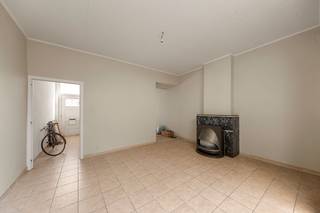 Ontdek deze te renoveren herenwoning, prachtig gelegen aan de Brugse Vesten en vlakbij het station. <br /><br />Op het gelijkvloers bevindt zich een inkomhal die toegang geeft tot de open leefruimte met half afgescheiden voorplaats en aansluitende keuken. Achteraan is er een ruimte met badkamer, die mits herinrichting perfect kan worden omgevormd tot een aangename buitenruimte of stadstuintje.<br /><br />De eerste verdieping omvat een nachthal en twee volwaardige slaapkamers. Op de tweede verdieping bevindt zich een derde slaapkamer, samen met een ruime zolderverdieping waar eenvoudig een extra kamer kan worden gecreëerd.<br /><br />Deze woning biedt heel wat potentieel voor wie graag een karaktervolle stadswoning volledig naar eigen smaak wil renoveren, op een uiterst gegeerde ligging aan de Brugse Vesten.<br /><br />Bovendien is er ook een kelder aanwezig en werd een grootdeel van het raamwerk vernieuwd!<br /><br />Interesse? Neem dan nu contact op met Kenjiro via 0495 64 69 95 of waeles@immofrancois.be! <br /><br />