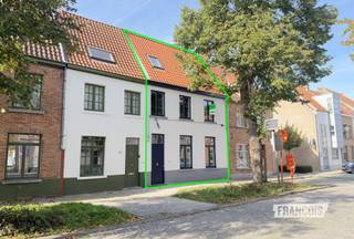 Deze ruime woning is gelegen in het centrum van Brugge, op wandel- en fietsafstand van winkels, scholen, openbaar vervoer en andere dagelijkse voorzieningen. In de straat is bovendien voldoende parkeergelegenheid.<br /><br />De woning werd volledig gerenoveerd en recent opgeleverd. Zowel de technieken als de inrichting werden vernieuwd, met aandacht voor een degelijke afwerking en het gebruik van kwalitatieve materialen. De woning is volledig instapklaar.<br /><br />Via de inkomhal, voorzien van een gastentoilet, komt u in de lichtrijke woonkamer met aansluitend de volledig uitgeruste keuken met keukeneiland en alle nodige, kwalitatieve toestellen. Naast de keuken bevindt zich een ruime berging met de technische installaties, en aansluiting voor de wasmachine. Vanuit de woonkamer is er toegang tot de aangelegde stadstuin, met achteraan een ruime buitenberging. Een praktische troef is de doorgang achteraan, waardoor fietsen eenvoudig in en uit de tuin kunnen worden gebracht.<br /><br />Op de eerste verdieping bevinden zich twee volwaardige kamers en een badkamer met inloopdouche. De tweede verdieping omvat een ruime zolderkamer en een tweede badkamer, eveneens voorzien van een inloopdouche.<br /><br />Ook technisch werd de woning volledig aangepakt. Zo zijn er onder meer een warmtepomp, ventilatiesysteem type D, nieuwe ramen en de nodige isolatie voorzien. De gelijkvloerse verdieping en de badkamer op de eerste verdieping zijn voorzien van vloerverwarming. Alle technieken werden vernieuwd en de woning werd afgewerkt met kwalitatieve materialen, met aandacht voor comfort en energiezuinigheid.<br /><br />Bent u op zoek naar een instapklare; gerenoveerde gezinswoning? Neem dan zeker contact met ons op om een vrijblijvend bezoek in te plannen! <br /><br />Beschikbaar: 15 oktober 2026<br /><br />
