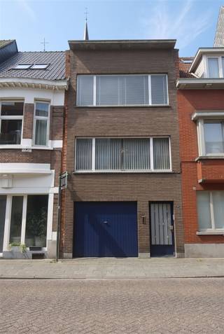 Deze zeer centraal gelegen étagewoning heeft o.a. als grote troef de aanwezigheid van de grote garage (ca 40 m²). Ook de ligging, in een winkelstraat, biedt mogelijkheden: op het gelijkvloers kan u een praktijkruimte, schoonheidssalon, kapsalon, ... inrichten. De ruimte beneden leent zich natuurlijk ook perfect voor het stallen van een wagen en fietsen of is geschikt om in te richten als een soort kangoeroewoonst, hobbyruimte... De ligging is werkelijk top, vlakbij supermarkt, winkels, het station, de markt: alles op wandelafstand. De woning is goed onderhouden en heeft een ideale basis tot modernisering / renovatie. U kan al ideeën opdoen met de verschillende impressies! Bekijk ook het plan op www.bols.be. De woonkamer en keuken genieten van veel natuurlijke lichtinval. In de badkamer is een koepel voor natuurlijk daglicht. De aangename westgerichte stadskoer is perfect voor wie toch eens buiten wil zitten maar geen onderhoud wil. EPC = 442, leunt dus dicht aan tegen D-score en zijn er dus weinig aanpassingen nodig om tot een D-label te geraken! Renovatieverplichting van toepassing: Interessante info: https://www.vlaanderen.be/een-huis-of-appartement-kopen/renovatieverplichting-voor-residentiele-gebouwen - https://www.vlaanderen.be/premies-voor-renovatie/mijn-verbouwpremie - https://www.turnhout.be/subsidies-milieubesparende-maatregelen.