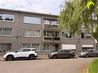 In deze rustige woonwijk gelegen in de directe nabijheid van 2 stadskernen (Mortsel + Edegem) vinden we dit lichtrijk 2-slaapkamer appartement...