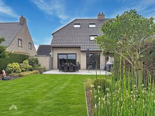 <p>Energiezuinige en instapklare halfopen woning bestaande uit een ruime inkomhal met gastentoilet, een lichtrijke leefruimte met zit- en eethoek palend aan de recente Dovy-open keuken met ontbijthoek, voorzien van alle toestellen, een inpandige garage uitgerust met maatwerkkasten en wasvoorzieningen, een aangelegde tuin met ruim terras en praktisch tuinhuis, en een zeer ruime oprit.</p>
<p>Op de verdieping bevinden zich 3 volwaardige slaapkamers en een badkamer uitgerust met een ligbad, douche, lavabomeubel en toilet. Als bijkomende troef werd de zolderverdieping ingericht als een ruime 4de slaapkamer of hobbyruimte, eveneens voorzien van een maatwerk inbouwkast.</p>
<p>Extra troeven:</p>
<ul>
<li>Energiezuinige woning (EPC-label B)</li>
<li>Voorzien van 18 zonnepanelen</li>
<li>voorzien van airco</li>
<li>Nog 6 jaar groenestroomcertificaten (€300 per certificaat, 5 à 6 certificaten per jaar)</li>
<li>Conforme elektriciteit</li>
<li>Regenwaterput van 10.000 liter</li>
<li>Rolluiken op alle ramen, inclusief Veluxramen</li>
<li>Vernieuwingen in 2020: nieuwe Dovy-keuken, volledig herschilderd en nieuwe laminaatvloeren</li>
<li>Maatwerkkasten in garage en zolderkamer</li>
<li>Aangelegde tuin met ruim terras</li>
<li>Oprit voor 4 wagens</li>
</ul>
<p>Deze woning is te koop ZONDER makelaar via het concept van Smart Houses. Wenst u meer informatie of een bezoek? Contacteer rechtstreeks de eigenaar 0475/48.94.53</p>