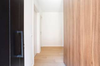 Verkoop onder registratierechten !<br /><br />Dit uitzonderlijk ruime appartement combineert comfort, energiezuinigheid en een hoogwaardige afwerking. Via de privatieve inkom betreedt u een lichtrijke leefruimte met open keuken, afgewerkt met kwaliteitsmaterialen en voorzien van ingemaakte maatkasten. De drie volwaardige slaapkamers bieden tal van indelingsmogelijkheden, ideaal voor gezinnen, thuiswerk of logeerkamers. De twee badkamers zijn modern ingericht en uitgerust met hedendaags comfort.<br /><br />Dankzij het BEN-concept geniet u van een zeer gunstig E-peil, met vloerverwarming, warmtepomp, ventilatiesysteem type D en zonnepanelen, wat resulteert in een uiterst lage energiekost. Het appartement beschikt bovendien over een aangenaam terras en een privatief tuintje, perfect om in alle rust buiten te genieten. Tot slot is er een carport en is er plaats voor 2 wagens.<br /><br />Met een bewoonbare oppervlakte van 145 m² biedt deze woonst bijzonder veel ruimte. De ligging is uitstekend, vlakbij alle voorzieningen en met een vlotte verbinding naar de oprit van de E314.