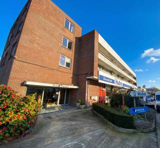 <p><span>Ontdek dit charmante appartement te Herent, ideaal voor starters of jong professionals. Met een bewoonbare oppervlakte van +/- 60m² biedt dit appartement een gezellige leefomgeving.</span></p><p><span> </span></p><p><span>Bij het binnenkomen valt de ruime en lichte woonkamer onmiddellijk op, voorzien van grote ramen die een aangename hoeveelheid natuurlijk licht binnenlaten. De moderne, open keuken is stijlvol afgewerkt en uitgerust met de nodige inbouwapparatuur.</span></p><p><span>De slaapkamer is ruim en uitnodigend en de badkamer is praktisch ingericht met een hedendaagse douche en een lavabomeubel.</span></p><p><span> </span></p><p><span>De bijkomende lasten bestaan uit een provisie voor de algemene kosten van het gebouw, evenals het privatieve verbruik van verwarming en water. </span></p><p><span> </span></p><p><span>Interesse in een bezoek? Bezorg ons eerst de ingevulde infofiche, die je terugvindt onder documenten.</span></p><p><span>Meer aanbod via <span>www.ap-p.be</span></span><span>.</span></p><p><span> </span></p>