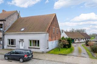 <p>Vlakbij het centrum van Sint-Kruis-Winkel vindt u deze authentieke hoeve die zich kenmerkt door haar grote ruimtes.</p>
<p>Rust en nabijheid van belangrijke toegangswegen zijn enkele van de troeven die deze woning omarmen. U bent op een steenworp van het Proviciaal Domein Puyenbroek.</p>
<p>Wanneer u binnenkomt, wordt zichtbaar dat vanuit alle richtingen voldoende lichtinval aanwezig is. De keuken kijkt uit op het terras en het achterliggend bijgebouw. Living en eetgelegenheid vormen een harmonieus en open geheel en leidt ons naar de inkomhal en een aansluitende grote gelijkvloerse kamer die diverse invullingen kan krijgen.</p>
<p>Via de trap ontdekt u dat de verdieping van dit gebouw een groot volume heeft, met heel wat mogelijkheden. Twee ruime slaapkamers zijn reeds ingedeeld als aparte kamers. Aanvullend bieden 2 grote oppervlaktes de mogelijkheid om extra kamers te creëren, en zelfs dressing, badkamer,…<br />Een rustgevende tuin geeft u de ruimte om na een drukke werkdag helemaal te onthaasten.</p>
<p>Achter de woning bevindt zich een heel groot bijgebouw van maar liefst 300 m2 dat kan worden omgevormd/afgewerkt en op die manier diverse invullingen kan krijgen, zoals:</p>
<ul>
<li>Autocollectie</li>
<li>Gigantische mancave</li>
<li>Atelier voor verschillende doeleinden</li>
<li>Veilige plek voor dieren</li>
<li>Burelen</li>
</ul>
<p>We helpen u graag ter plaatse met een gedetailleerde rondleiding en maken tijd om uw vragen met de meeste zorg te beantwoorden.</p>
<p>Tel 09 274 15 53</p>
<p>Mail floris@cornelis-goeman.be</p>