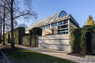 <p><strong>Riante en moderne villa in de gegeerde Elsdonckwijk – Wilrijk</strong></p>
<p>Deze prachtige villa combineert ruimte, comfort en luxe in een van de meest prestigieuze villawijken van Wilrijk. Gelegen in een rustige straat, op korte afstand van openbaar vervoer, supermarkten, restaurants en belangrijke in- en uitvalswegen, geniet u hier van optimale bereikbaarheid én privacy.</p>
<p><strong>INDELING</strong></p>
<p><strong>Gelijkvloerse verdieping:</strong><br />De ruime inkomhal verwelkomt u en leidt naar de lichtrijke living met eetruimte en zitruimte. De volledig ingerichte keuken is verbonden met de eetkamer via een brede schuifdeur, wat een open, vloeiende indeling creëert en tegelijk de mogelijkheid biedt tot afzonderlijke ruimtes. De keuken is uitgerust met een 5-pits gasvuur, hete luchtoven, afwasmachine en grote Amerikaanse koelkast en loopt naadloos over in de praktische bijkeuken met ingemaakte kasten. Zowel de keuken als de living genieten van grote raampartijen met toegang tot het terras en de zonnige tuin.<br /><br />Onder het terras bevindt zich een voormalig zwembad dat opnieuw in gebruik kan worden genomen – een unieke troef voor wie droomt van een eigen zwembad.</p>
<p>Daarnaast is er een volledig ingerichte suite met slaapkamer, badkamer met bad, douche, dubbele wastafel, wc en dressingruimte. Deze is ideaal te gebruiken als gastenverblijf of thuiskantoor, wat extra flexibiliteit biedt voor gezinnen of thuiswerkers.</p>
<p>De garage biedt plaats aan één wagen en meerdere fietsen.</p>
<p><strong>Eerste verdieping:</strong><br />Via een gepantserde deur bereikt u de nachthal met toegang tot 5 ruime slaapkamers (ca. 14 m², 15 m², 19 m², 17 m² en 23 m²). Slaapkamers 1 en 2 delen een badkamer met dubbele wastafel, bad met douchefunctie en aparte wc. Slaapkamers 3 en 4 beschikken elk over een en suite badkamer met dubbele wastafel en bad met douchefunctie. De masterbedroom (ca. 23 m²) is voorzien van ingemaakte kasten en een en suite badkamer met ligbad, dubbele wastafel, douche en wc en en baadt dankzij de grote raampartij in natuurlijk licht.</p>
<p><strong>Tweede verdieping:</strong><br />De recent gerenoveerde zolderverdieping is omgevormd tot een zelfstandig appartement met nachthal en ingemaakte kasten, badkamer met ruime inloopdouche, dubbele wastafel en toilet, een slaapkamer en een grote polyvalente ruimte van ca. 30 m². <br />Deze ingerichte zolder is bijzonder geschikt indien de woning als kangoeroewoning wordt gebruikt, waardoor wonen met meerdere generaties of een combinatie van privé en werkruimte eenvoudig mogelijk is.</p>
<p><strong>BIJZONDERHEDEN</strong></p>
<ul>
<li>Ruime en moderne villa met hoogwaardige afwerking</li>
<li>Prestigeuze locatie in de Elsdonckwijk</li>
<li>Oprit voor meerdere wagens en garage aanwezig</li>
<li>Kelder aanwezig</li>
<li>Gunstige EPC: B</li>
<li>Slaapkamer op gelijkvloers, flexibel te gebruiken als gastenverblijf of thuiskantoor</li>
<li>Vroegere zwembad onder het terras, die terug kan opengekapt worden</li>
<li>Mogelijkheid tot kangoeroewoning</li>
</ul>
<p><strong>Kortom:</strong> een unieke villa die luxe, ruimte en flexibiliteit perfect combineert voor een groot gezin of wie wonen en werken thuis wil combineren.</p>
<p>Voor meer informatie of een bezoek aan deze prachtige woning neem gerust contact op met Sigalit via Sigalit@reds.be of via 0475 66 84 74</p>