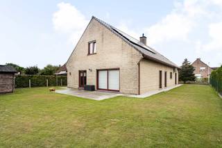 Energiezuinige en instapklare woning met 4 a 5 slaapkamers met tuin in doodlopende straat te Dendermonde (Sint-Gillis).<br /><br />Op het gelijkvloers bevinden zich een ruime inkomhal, heel ruime lichtrijke leefruimte met open keuken, slaapkamer, bureau/dressing, badkamer en wasplaats/berging. <br /><br />De eerste verdieping omvat drie slaapkamers, badkamer, apart toilet en een zolderruimte.<br /><br />De grote tuin, ligging en EPC zijn extra troeven. <br /><br />Een comfortabele en veelzijdige gezinswoning met tal van mogelijkheden voor wonen én werken, op een rustige maar goed bereikbare locatie.<br /><br />Kom je deze prachtige woning graag zelf ontdekken? <br />Contacteer Tom op 0471 59 40 43 of mail naar tom@cornelis-goeman.be