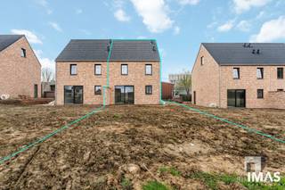 <p><span>Woning Oude Baan 15 D Loksbergen</span></p><p><span> </span></p><p><span>op grond van 3.45 are;</span></p><p><span>oriëntatie tuin zuid-oost</span></p><p><span>aantal slaapkamers: 3 ( 4 mogelijk, na inrichting van zolderniveau );</span></p><p><span>161.80 m² bewoonbaar</span></p><p><span> </span></p><p><span>Woonproject De Zilveren Helm in het landelijke, groene Loksbergen biedt nog 5 tijdloze halfopen BEN-woningen in een doodlopende straat: rustig wonen zonder doorgaand verkeer, mét volop ruimte om buiten te leven. Natuur en stilte gaan hier hand in hand met een vlotte bereikbaarheid: de E314 ligt op ca. 10 minuten, Halen op 5 minuten en Diest/Herk-de-Stad op korte afstand.</span></p><p><span>De woningen zijn ontworpen met een sterke focus op duurzaamheid en energiezuinig comfort (A+-niveau): degelijke isolatie, warmtepomp met vloerverwarming, ventilatiesysteem D met warmterecuperatie, zonnepanelen en een regenwaterput van 7.500 liter. Elke woning telt 3 slaapkamers en een ruime zolder (vaste trap) met potentieel voor extra kamer(s) of hobbyruimte. De bewoonbare oppervlakte varieert van 161 tot 165 m².</span></p><p><span>Belangrijk: de woningen zijn klaar voor verdere afwerking en kunnen casco+ aangekocht worden. Dat betekent kopen in de huidige staat, zodat u zélf de stelposten voor vloeren, faiences,sanitaire toestellen, keuken en binnenschrijnwerk naar eigen smaak en timing kan uitvoeren (prijzen op aanvraag). Oplevering voorzien richting najaar/november 2026.</span></p><p><span>Vragen of een plaatsbezoek, contacteer dan Immo Diest 013 31 25 22 - info@immodiest.be of Jan Vanonckelen op 0498 52 64 52 of op jan.vanonckelen@immodiest.be</span></p><p><span> </span></p><p><span> </span></p>