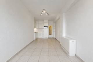 Le long de la Zeedijk à Heist, nous trouvons cet appartement à vendre. L'appartement est situé à quelques pas de la plage, de la magnifique réserve naturelle De Baai van Heist, de divers magasins et des transports en commun. Cela vous permet de bénéficier d'une base idéale pour une résidence permanente et une résidence secondaire.<br /><br />L'appartement dispose de 2 chambres, dont une avec terrasse. La terrasse à l'arrière du bâtiment donne accès à l'appartement, idéal pour décharger du matériel ou faire les courses. Cet appartement économe en énergie bénéficie d'un label EPC B favorable avec des fenêtres rénovées en 2019, de nouvelles balustrades à partir de 2020 et des peintures en 2024. L'électricité a également été installée en 2024.<br /><br />Disposition :<br />- entrée avec toilettes invités et placards intégrés<br />- espace de vie lumineux avec vue sur la mer<br />- salle à manger avec cuisine installée<br />- local de rangement avec raccords pour armoires de lavage et de séchage<br />- salle de bain avec lavabo et baignoire<br />- chambre 1 <br />- chambre 2 avec placards intégrés et accès à la terrasse arrière<br />- rangement privé au sous-sol<br /><br />Il est également facultatif d'acheter un box de garage à quelques pas de la plage et non inclus dans le prix.<br /><br />Offre idéale pour ceux qui recherchent un pied à terre près de la plage de Knokke-Heist.<br /><br />Vous souhaitez plus d'informations ou une visite ? Veuillez contacter le gestionnaire de fichiers Arne Reubens au +32 472 186 304 ou à arne.reubens@dewaele.com<br /><br />Registre des mesures: en cours de demande