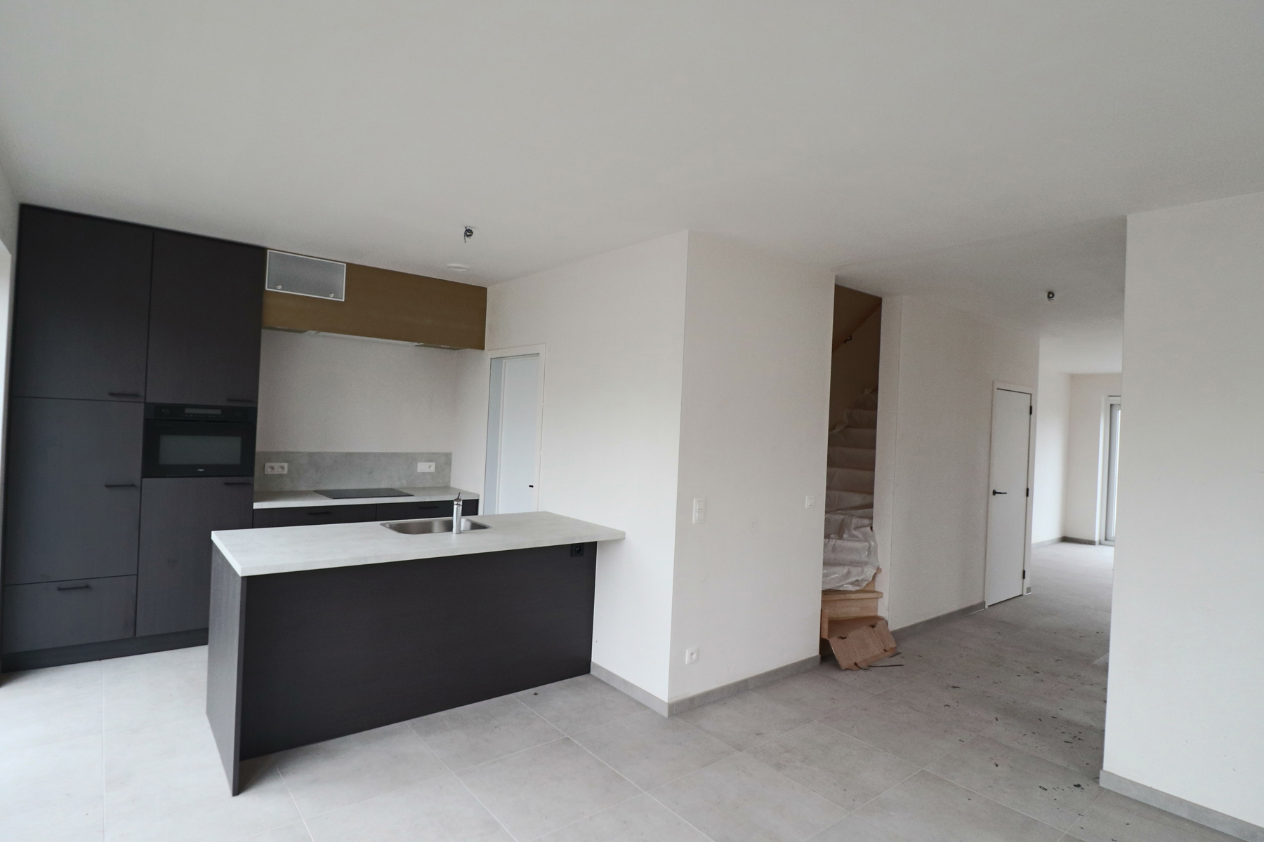 Halfopen woning met 3 slaapkamers en carport/fietsenberging op perceel van ca 320m² - foto 4