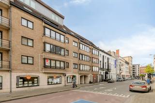 Dit verzorgd appartement werd recent gerenoveerd en is volledig instapklaar. Dankzij de ligging op wandelafstand van het station van Kortrijk geniet...