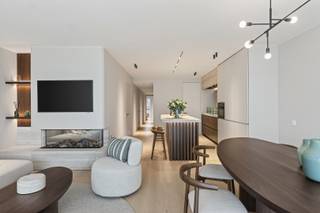 Au sixième étage de la résidence Milenka se trouve cet élégant appartement de trois chambres de 111 m², agrémenté d'une grande terrasse de 18 m². Une occasion rare de vivre dans un emplacement de premier choix au Zoute, où l'architecture et la vue se rencontrent dans une harmonie de calme et de raffinement.<br />Les fenêtres Skyframe offrent une vue panoramique sur la mer et laissent entrer la lumière naturelle de manière abondante. La cuisine ouverte avec des appareils Miele, un plan de travail en travertin et des portes de placard en noyer est le cœur de l'espace de vie - un endroit où l'esthétique et la fonctionnalité se renforcent mutuellement.<br /><br />Chaque chambre a été conçue avec souci de la vie privée et du confort. Deux ont une salle de bains attenante, la troisième a une salle de bains de l'autre côté du palier. Des toilettes séparées et une buanderie avec lave-linge et sèche-linge offrent un confort supplémentaire.<br />La finition est exceptionnelle : prises encastrées, éclairage LED dans les placards sur mesure, courbes subtiles en pierre naturelle et menuiserie - chaque détail contribue à une expérience de vie intemporelle. Cet appartement est idéal pour ceux qui recherchent le luxe discret et un mode de vie de qualité au bord de la mer.<br /><br />👉 Vente sous droits d'enregistrement.