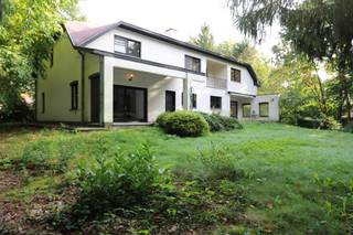 Deze stijlvolle en ruime villa is rustig gelegen, midden in het groen, en toch vlak bij het centrum van Maasmechelen.De woning beschikt over maar...