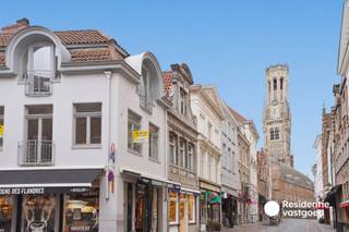 Op een absolute toplocatie in het historische hart van Brugge, op wandelafstand van de Grote Markt, winkels, horeca en tal van andere voorzieningen, bevindt zich dit lichtrijke appartement van ca. 90 m² op de eerste verdieping.<br />Het appartement omvat een inkomhal, een ruime leefruimte van ca. 30 m² met bijzonder veel natuurlijke lichtinval, een afzonderlijke keuken, twee slaapkamers, een badkamer, apart toilet en een aangenaam stadsterras.<br />Hoewel het appartement zowel technisch als naar afwerking toe nog renovatie vraagt, biedt het een uitstekende opportuniteit om het volledig naar eigen smaak en hedendaagse normen te moderniseren. Een belangrijke troef is alvast het gunstige EPC-label B, waardoor er geen renovatieplicht van toepassing is.<br />Het appartement is momenteel verhuurd en kan daardoor zowel interessant zijn voor eigen bewoning alsook voor wie op zoek is naar een investering op een uitzonderlijk centrale ligging in Brugge!<br />De vermelde prijs is een richtprijs. Elk bod hoger of lager dan de vermelde prijs wordt overgemaakt aan de eigenaar die zich het recht voorbehoudt om dit al dan niet te aanvaarden. (Vg, Gmo, Wche, Gvkr, Gvv)