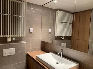 Prachtig niet-gemeubeld (ontwerp binnenhuisarchitect) appartement bestaande uit inkom met vestiaire, living met zijdelings zeezicht, ingerichte keuken met o.a. koelkast, diepvries, microgolf, oven, vaatwas, badkamer met douche en toilet, slaapkamer met dubbelbed + slaapkamer met dubbel bed en enkelbed erboven. Kamers voorzien van verduistering + muggenhorren. Overal ingebouwde kasten.Terras achteraan.<br />In aanpalend garagecomplex (onder de zeedijk): garagebox inbegrepen.<br />Maandelijkse huurprijs: 1.100 EUR + 75 EUR provisie kosten : 1.175 EUR/maand.<br />Beschikbaar vanaf 15/11/2026.