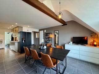 In het charmante Bassevelde vinden we dit centraal gelegen duplexappartement, vlak bij alle belangrijke voorzieningen zoals winkels, scholen...