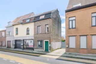 <p><span>DESTELBERGEN - Ruime woning met mogelijkheden en nabij centrum Destelbergen</span></p><p><span> </span></p><p><span>Op een centrale ligging in Destelbergen vindt u deze woning met drie slaapkamers en heel wat potentieel. Dankzij de aanwezige ruimtes en de gunstige bereikbaarheid vormt dit een interessante opportuniteit voor zowel starters als gezinnen. </span></p><p><span> </span></p><p><span>De belangrijkste troeven: </span></p><ul><li><span>3 volwaardige slaapkamers </span></li><li><span>Aangename buitenruimte met zuidgerichte oriëntatie</span></li><li><span>In te richten zolder </span></li><li><span>Centrale ligging nabij winkels en openbaar vervoer</span></li><li><span>Ideale basis voor een renovatie </span></li></ul><p><span> </span></p><p><span>Gelijkvloers: </span></p><p><span>Via een afzonderlijke inkomhal bereikt u de leefruimte met veel daglicht. Achteraan bevindt zich de keuken met aansluitend toegang tot de buitenruimte. </span></p><p><span> </span></p><p><span>Verdiepingen: </span></p><p><span>De eerste en tweede verdieping bieden plaats aan drie ruime slaapkamers. De badkamer beschikt over een voldoende plaats om aangepast te worden aan hedendaagse woonwensen. Verder is er nog een zolder die men kan inrichten of gebruiken als opslagruimte. </span></p><p><span> </span></p><p><span>Buitenruimte:</span></p><p><span>Achteraan geniet u van een gezellige en zonnige stadskoer, perfect voor een terras of een rustige buitenplek zonder intensief onderhoud. </span></p><p><span> </span></p><p><span>Belangrijk: </span></p><p><span>Richtprijs: 295.000 euro</span></p><p><span>EPC: D - Geen renovatieverplichting</span></p><p><span>Vrij: bij akte </span></p><p><span> </span></p><p><span>Bent u op zoek naar een woning die u naar eigen smaak kunt vormgeven op een goed bereikbare locatie? Contacteer ons voor meer informatie of een bezoek ter plaatse. </span></p>