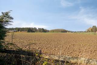Deze prachtig gelegen open bebouwing in de gemeente Blanden (Oud-Heverlee) is een ideale bungalow voor wie op zoek is naar rust en ruimte. Na renovatie, kan je van dit pand een echt pareltje maken gelegen op een toplocatie met prachtig zicht! <br />De locatie is ongelooflijk: vlak aan Meerdaalwoud, een prachtig vergezicht, vlakbij de uitvalswegen, winkels, scholen, wandelwegen, enz en dit allemaal omgeven door het groen. <br /><br />De woning is gelegen op een perceeloppervlakte van 10are 87ca en heeft een bewoonbare oppervlakte van 165 m². Daarnaast heeft u nog een zeer ruime garage van 64m², een open keuken, badkamer, grote leefruimte met veel lichtinval en 2 slaapkamers.<br /><br />De woning beschikt over een ruime tuin met een westelijke oriëntatie, wat betekent dat u de hele dag door kunt genieten van de zon. <br /><br />Graag een bezoek? Bel David van LED-ON-IMMO op het nummer 0476 98 91 76 of mail naar info@ledonimmo.be. Tot gauw ;)
