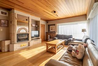 Bent u op zoek naar een ruime woning met loods, atelier of opslagruimte? Dan is deze villa in de Driekavenstraat in Waregem absoluut het ontdekken waard!<br /><br />De woning is gelegen op een perceel van maar liefst 1.618 m² en beschikt over een bewoonbare oppervlakte van ca. 310 m², aangevuld met een loods van 450 m². Ideaal voor wie wonen en werken wil combineren, een ruime hobbyruimte zoekt of nood heeft aan extra opslag.<br /><br />INDELING:<br />Op het gelijkvloers vinden we een inkomhal met slaapkamer, ruime leefruimte, leefkeuken en veranda. Verder zijn er een bureauruimte, wasplaats, toilet en grote bergruimte. De verdieping biedt nog 4 slaapkamers en een badkamer.<br /><br />TROEVEN:<br />* Loods van maar liefst 450 m²<br />* 5 slaapkamers<br />* Slaapkamer en badkamer op het gelijkvloers<br />* Perceel van 1.618 m²<br />* Ideaal voor wonen & werken<br />* Geen renovatieplicht<br />* Gelegen op een uitstekende locatie in Waregem<br /><br />De woning kan wat opfrissing gebruiken, maar biedt vandaag al heel wat ruimte, mogelijkheden en potentieel.<br /><br />Interesse? Contacteer snel Vlaemynck Vastgoed voor meer informatie of een bezoek!<br /><br />ref.:LS/26105/TK