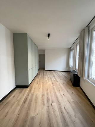 A visit request can be made through our website: https://vicusvastgoed.be/nl/te-huur.<br />Go to the respective property and click on 'Request a Visit'. After completing 'My rental profile', we will get back to you soon.<br /><br />Mobiscore: 9,5/10<br /><br />This charming studio is located in an ideal location, in the heart of Ghent, close to Sint-Lucas and the Kouter. Within cycling distance of the Gent-Sint-Pieters station, in the vicinity of the R40 and within walking distance of streetcar and bus stops.<br /><br />Upon entering the studio, you immediately notice the smart layout. The bathroom is fully equipped with a shower, sink and toilet.<br />Built-in closets are provided for your clothes and personal belongings, offering additional storage space.<br /><br />The kitchen is equipped with a stove, sink and hood. The living room and bedroom together form a spacious, open living space that you can decorate completely to your own taste.<br /><br />Rental price: 650 euros<br />Common charges: 35 euros