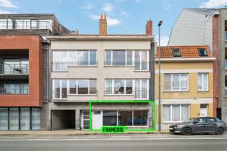 Ontdek dit ruime en praktisch ingedeelde appartement van 133 m², gelegen op de gelijkvloerse verdieping van residentie La Boglivado aan de Nieuwpoortsesteenweg. Dankzij de centrale ligging geniet u van een vlotte bereikbaarheid en alle voorzieningen in de nabije omgeving.<br /><br />Het appartement beschikt over een grote leefruimte, een keuken met praktische berging, een badkamer, een apart toilet en twee ruime slaapkamers. Achteraan bevindt zich bovendien een koer, ideaal als extra buitenruimte.<br /><br />Dit eigendom biedt een doordachte indeling en tal van mogelijkheden, zowel voor eigen bewoning als voor investeerders. <br /><br />Daarnaast is er de mogelijkheid tot aankoop van een garagebox in hetzelfde gebouw, wat extra comfort en praktische parkeerruimte biedt.<br /><br />Bent u op zoek naar een ruim appartement met potentieel op een centrale locatie?<br /><br />Contacteer ons vandaag nog voor meer informatie of een bezichtiging.<br /><br />