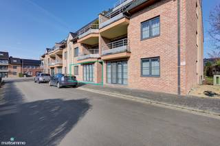 VERZORGD INSTAPKLAAR APPARTEMENT MET 2 SLAAPKAMERS EN RUIM TERRAS TE MUNSTERBILZEN<br /><br />Dit verzorgde appartement vinden we terug aan de Europaplein 4/1 te Munsterbilzen en is gelegen op minder dan 3 km van het bruisende stadscentrum van Bilzen. In de directe omgeving van het appartement zijn alle basisvoorzieningen zoals winkels en scholen op wandelafstand terug te vinden. Ook is er een vlotte verbinding naar de omliggende dorpen en steden.<br /><br />Het appartement is gelijkvloers gelegen en de indeling is als volgt:<br />De indeling is als volgt:<br />- Inkomhal.<br />- Ruime woonkamer met aansluitend de keuken. De keuken is voorzien van een inbouwkoelkast met vriescompartiment, vaatwasser, kookplaat met afzuigkap en een combi-oven.<br />- Berging. <br />- 2 slaapkamers, beide voorzien van rolluiken, waarvan één met inbouwkasten.<br />- Badkamer. De badkamer is voorzien van een dubbele lavabo en een bad-douche combinatie.<br />- Toilet. <br />- Ruim terras.<br /><br />De gemeenschappelijke kosten bedragen €70/maand.<br />Tot het appartement behoren een ondergrondse autostaanplaats en een kelderberging, beide bereikbaar met de lift.<br /><br />Wilt u graag een bezichtiging inplannen voor dit appartement? Neem dan vrijblijvend contact met ons op via info@matisimmo.be.