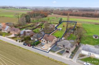 In een rustige en groene omgeving in Sint-Margriete-Houtem vinden we deze ruime open bebouwing op een uitzonderlijk perceel van bijna 28 are.<br /><br />De woning beschikt over een bewoonbare oppervlakte van 218 m² (volgens EPC) en heeft een gunstig EPC-label C.<br /><br />Dankzij de volledige onderkeldering met inpandige garage en ruime bergplaatsen geniet je van bijzonder veel praktische opslagruimte.<br /><br />De lichtrijke leefruimte met woonkamer en eetplaats vormt het hart van de woning en sluit mooi aan op de keuken en veranda, die uitkijkt op de groene tuin.<br /><br />Op het gelijkvloers zijn er bovendien een slaapkamer, badkamer, apart toilet en een extra kamer die flexibel kan dienen als bureau of hobbyruimte.<br /><br />De bovenverdieping biedt maar liefst vier volwaardige slaapkamers, ideaal voor grote gezinnen of wie extra ruimte zoekt.<br /><br />Het grote perceel biedt rust, privacy en tal van mogelijkheden voor tuinliefhebbers.<br /><br />Kortom: een ruime woning met veel potentieel op een unieke, rustige locatie nabij Tienen.<br /><br />Interesse?<br />Contacteer Marijke voor een bezoek op 0489/01.14.96 of marijke@polares.eu
