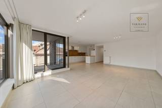 Deze zaterdag morgen 17 mei bezoeken tussen 9u en 10u zonder afspraak<br />Super gezellig en ruim appartement met veel comfort pal in het centrum.<br />Recente nieuwbouw met 2 slaapkamers en terras.<br />Indeling : inkomhal met toilet en vestiaire, open leefruimte met keuken, praktische berging, eetplaats, living en overdekt terras.<br />Twee grote slaapkamers en een ruime badkamer met bad, douche, toilet en lavabomeubel.<br />Er wordt 50 € extra aangerekend voor de syndicus kosten.  In totaal is de verhuurprijs 930 € <br />Voor meer info en bezoek, gelieve ons te contacteren op het nummer 0475/34.00.40<br />Wij helpen u graag verder. <br /><br /> 