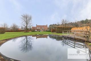 Warme karaktervolle villa van 545 m² bewoonbare oppervlakte met kwaliteitsvolle materialen gelegen in een rustige omgeving vlakbij het centrum. Met bijgebouw en heerlijke, zonnige mega tuin.<br />Gelijkvloers: INKOMHAL met toilet, KANTOOR / bibliotheek ca.24m², WOONKAMER ca.57m², MEZZANINE ca.38m², super ingerichte KEUKEN met ontbijthoek en toegang tot het terras, speelkamer of laundry room ca.22m² met spoeltafel (aansluiting voor wasmachine en droogkast), douche, BERGING. Inpandige garage met automatische poort voor 2 auto’s. <br />Verdieping: MASTER BEDROOM ca. 24m² met dressing en relaxruimte, badkamer met bad, dubbele wastafel en douche, 3 SLAAPKAMERS met ingemaakte kasten en bureau, apart toilet, douchekamer met wastafel.<br />Ramen voorzien van automatische rolluiken. Inbouwspots. Alarm. Cyclovac centraal stofzuigsysteem. Tuinonderhoud 1.000 euro / maand.