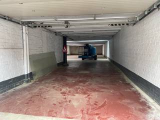 Autostaanplaats met ruime inrijpoort (4 meter breed, vrije hoogte kleine 3 meter). Onmiddellijk vrij. 