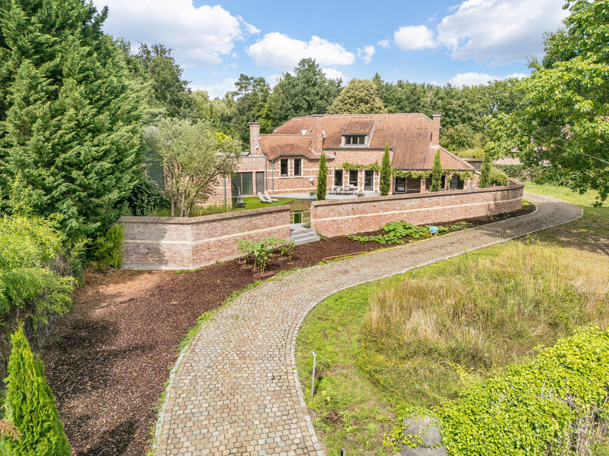 Exclusieve karaktervolle villa van +-585 m² op een prachtige natuurlijke terrein van 4875m² te Hasselt. - foto 4