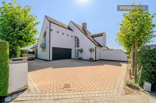 This spacious villa is located in one of the most desirable and quiet residential areas in Knokke-Heist, an exceptional home where comfort, energy efficiency and location come together. With a panoramic view over the extensive polders, this villa offers a unique combination of peace and openness, while still being close to the beach, Duinenwater and public transport.<br /><br />The villa is built on a spacious plot of 1,362 m² and has all contemporary techniques that contribute to sustainable and carefree living comfort. Solar panels, charging stations and a heat pump provide an energy-efficient lifestyle without sacrificing luxury. Inside, you can enjoy 361 m² of living space, divided into three full bedrooms, a spacious and bright bathroom, and a built-in sauna that provides a touch of wellness at home.<br /><br />The house also has a spacious indoor garage and additional parking options in the driveway, ideal for visitors or families with multiple cars.<br /><br />This is a rare opportunity for those looking for a ready-to-move-in villa with breathtaking views.<br /><br />Unique opportunity for those looking for a spacious villa for sale in Knokke-Heist! <br /><br />Would you like more information or a visit? Contact Arne Vandierendonck on 0493 25 35 85 or knokke@dewaele.com<br /><br /><br />The property is offered through the Power-sale formula. Between 08/08/2026 10:00 and 05/09/2026 16:00, you can come visit the villa by appointment and make an offer. The listed price is a starting price. For further information, please contact the property agent.<br /><br />Register of measures: no<br /><br />These AI visualizations are intended as inspiration. No technical specifications, urban planning regulations, or concrete realization possibilities were taken into account.
