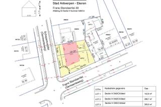 <p>Op een perceel van 266,7 m² bevindt zich deze vergunde bouwgrond voor het oprichten van een halfopen eengezinswoning. De bouwgrond maakt deel uit van een recent goedgekeurde verkaveling aan de Frans Standaertlei in Sint-Mariaburg te Ekeren en beschikt over een straatbreedte van 14,51 meter.<br /><br /><span></span><strong>Bouwmogelijkheden:</strong><br />De verkavelingsvergunning voorziet op dit lot één halfopen eengezinswoning met twee volwaardige bouwlagen onder een hellend dak. De bouwzone heeft een maximale diepte van 9 meter en is aan de voorzijde circa 8,19 meter breed, waarna ze naar achter toe versmalt tot circa 6 meter.<br /><br />De maximale kroonlijsthoogte bedraagt 6,50 meter en de maximale nokhoogte 11 meter. Dankzij de ruime bouwzone zijn er verschillende mogelijkheden om een comfortabele gezinswoning met een mooie bewoonbare oppervlakte te realiseren.<br /><br /><strong>Perceel:</strong><br />Het perceel heeft een oppervlakte van 266,7 m² en een straatbreedte van circa 14,51 meter. Het betreft een hoekperceel aan de Frans Standaertlei en Schepersveldlei, met naast de bouwzone voldoende ruimte voor een private tuin.<br /><br />Daarnaast kan er een inpandige garage in de woning worden voorzien of één oprit/autostalplaats in de voortuinstrook langs de Frans Standaertlei.<br /><br /><strong>Bijzonderheden:</strong><br />Perceel: 266,7 m².<br />Straatbreedte: ca. 14,51 m.<br />Halfopen bebouwing.<br />Bouwbreedte: ca. 8,19 m vooraan, versmallend tot ca. 6 m achteraan.<br />Bouwdiepte: max. 9 m.<br />Twee volwaardige bouwlagen onder hellend dak.<br />Maximale kroonlijsthoogte: 6,50 m.<br />Maximale nokhoogte: 11 m.<br />Mogelijkheid tot inpandige garage of autostalplaats/oprit.</p>
<p><strong>Ligging:</strong><br />De bouwgrond is gelegen in het charmante Sint-Mariaburg te Ekeren, een rustige en aangename woonwijk die bekendstaat om haar karaktervolle straten en woonkwaliteit. Dankzij de gunstige ligging nabij scholen, winkels en openbaar vervoer biedt deze locatie een fijne balans tussen rust en dagelijkse bereikbaarheid.</p>