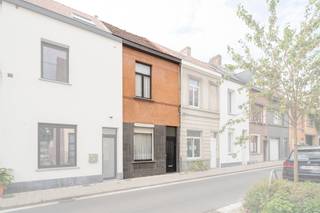 Ben je op zoek naar een leuke renovatiewoning met veel potentieel? Dan is deze woning zeker iets voor jou!Deze woning heeft als grote troef 2...