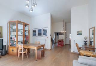 Move-in ready apartment with 3 bedrooms and 2 bathrooms!Discover this exceptional and authentic apartment in an elegant townhouse, where character...